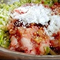 白菜猪肉饺子馅的做法图解4