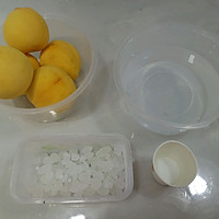 黄桃罐头的做法图解1