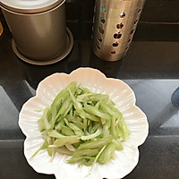 土豆丝炒芹菜➕凉拌芹菜叶的做法图解2