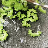 #巨下饭的家常菜#    苦瓜正当季，做个白玉菇炒苦瓜吧的做法图解4