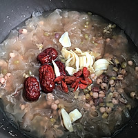 薏米红豆银耳汤的做法图解3