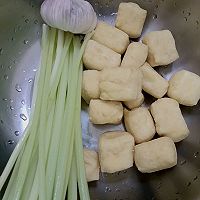 芹菜炒油豆腐的做法图解1