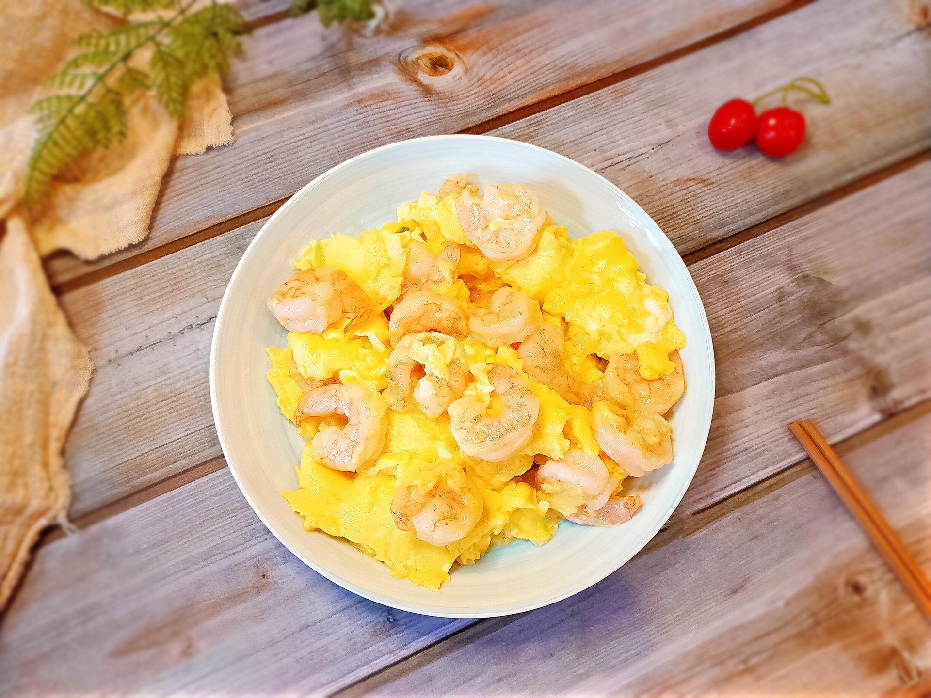 Shrimp with sliced egg