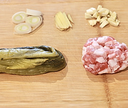 冬季必备快手菜——不一样的酸菜炒肉的做法