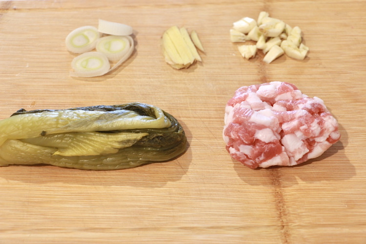 冬季必备快手菜——不一样的酸菜炒肉的做法