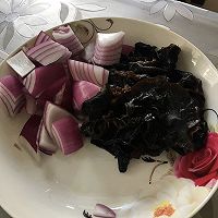 肉片炒主洋葱木耳黄瓜片的做法图解1