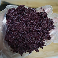 传说中最受欢迎的宝贝饭——紫米肉松饭团#小妙招擂台#的做法图解5