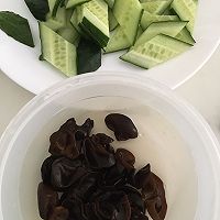 #夏日开胃餐#虾球炒黄瓜的做法图解1