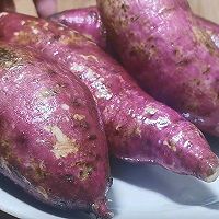 把红薯放进电饭锅里,不加一滴水,出锅软糯香甜,个个流糖汁!的做法图解1