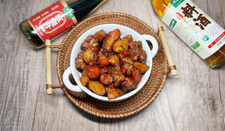 家常美味下饭菜：胡萝卜土豆焖排骨，软烂入味的做法