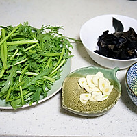 茼蒿木耳炒鸡蛋的做法图解1