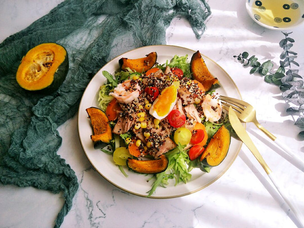 金枪鱼藜麦色拉