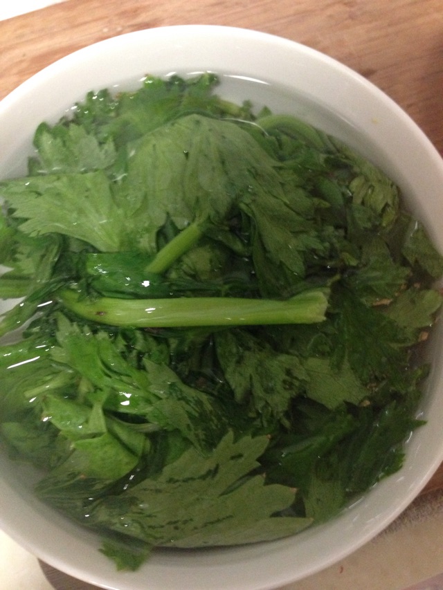 芹菜饺子的做法图解1