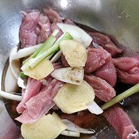 #夏日吃货嘉年华#简单易做香炸小酥肉的做法图解2