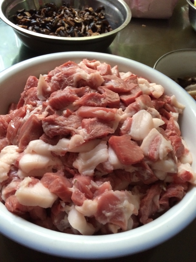 葱香猪肉包子的做法图解1