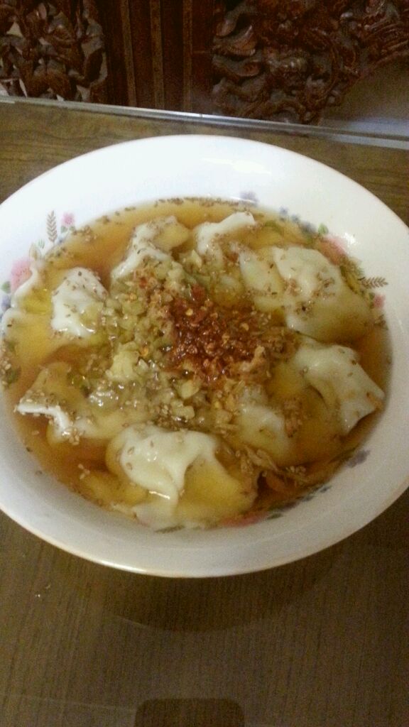 芹菜两吃:芹菜虾仁酸汤水饺，蒜泥芹菜叶的做法图解3