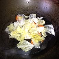 鹌鹑蛋泡菜汤的做法图解2