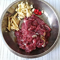 香辣牛肉西兰花的做法图解1