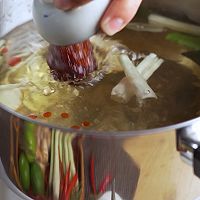 正宗泰国菜冬阴功肉沫汤的做法图解3
