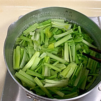 清炒芹菜鱼饼的做法图解3