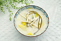 冬季暖胃汤，汤浓味鲜蔬菜菌菇海带汤的做法
