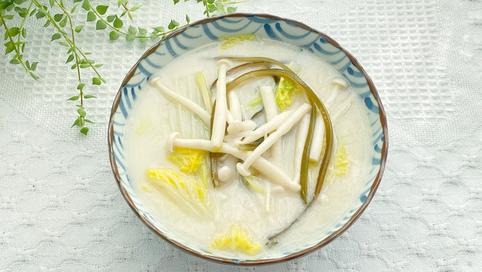 冬季暖胃汤，汤浓味鲜蔬菜菌菇海带汤