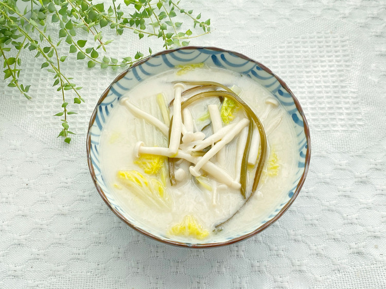 冬季暖胃汤，汤浓味鲜蔬菜菌菇海带汤的做法
