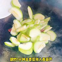 西葫芦炒腊肠的做法图解2