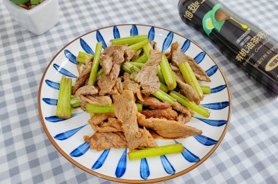 中餐厅同款章妈妈芹菜炒牛肉，清爽可口又下饭~