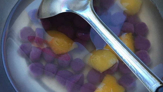 紫薯圆黄桃甜汤的做法
