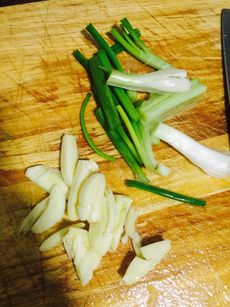 菜花炒蒜片葱的做法图解2