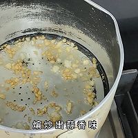 潮汕蒜香乌榄炒金不换的做法图解3