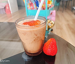 草莓奶咖，内附简易版草莓酱的做法