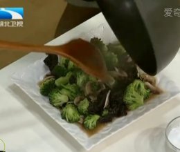 西兰花炒蘑菇 的做法