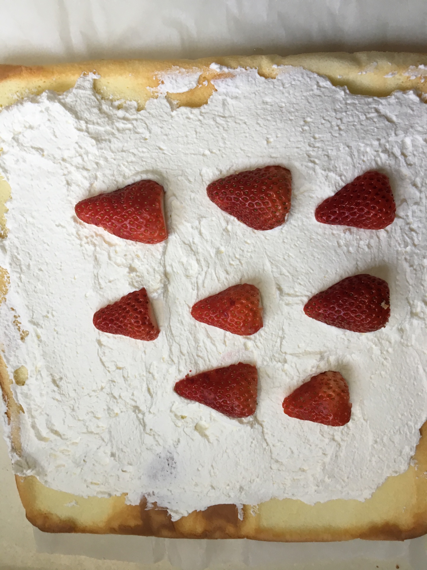 奶油草莓瑞士卷的做法_【图解】奶油草莓瑞士卷怎么做如何做好吃_奶油草莓瑞士卷家常做法大全_vivigogogo_豆果美食