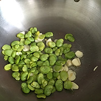 清炒松子枸杞青蚕豆的做法图解3