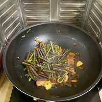 #夏日吃货嘉年华#超下饭的蕨菜炒腊鸭腿的做法图解8