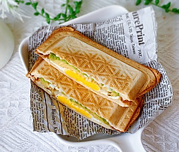 #我们约饭吧#牛油果鸡蛋三明治的做法