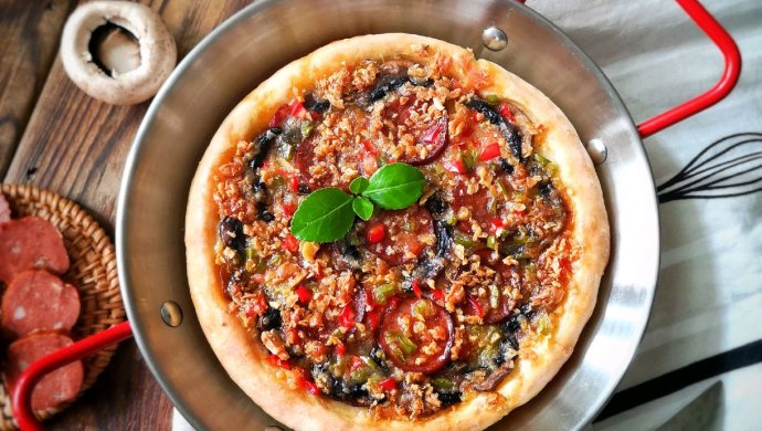 在家自己动手做出美味的红肠蘑菇披萨