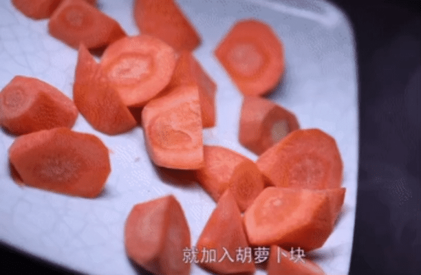 家常美味胡萝卜烧牛肉，简单易做，厨房小白也能轻易学会的做法图解3