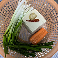 青蒜炒老豆腐的做法图解1
