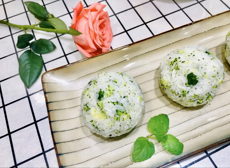 小清新～西兰花饭团（饭团）的做法