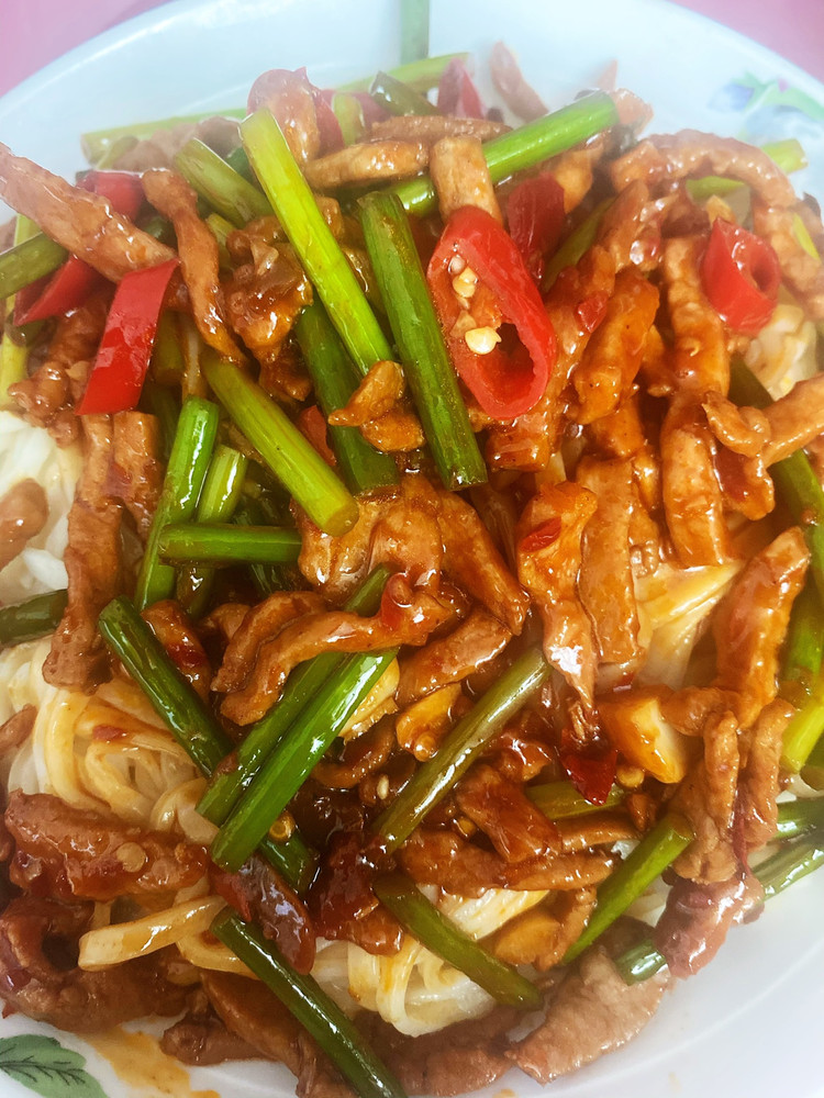 蒜苔肉丝拌面的做法