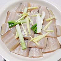 #减一点更好#鲜嫩又营养，清蒸龙利鱼的做法图解2