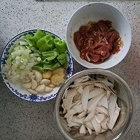 鸡腿菇炒肉片（杏鲍菇炒肉片）的做法图解1