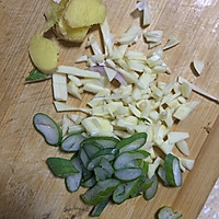 广式腊肠炒莜面的做法图解1