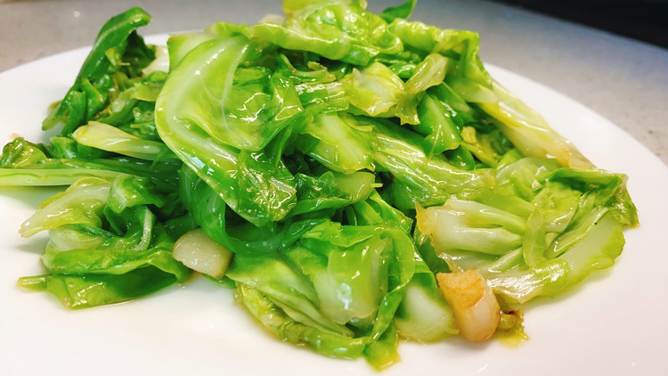 手撕时令卷心菜清炒的做法