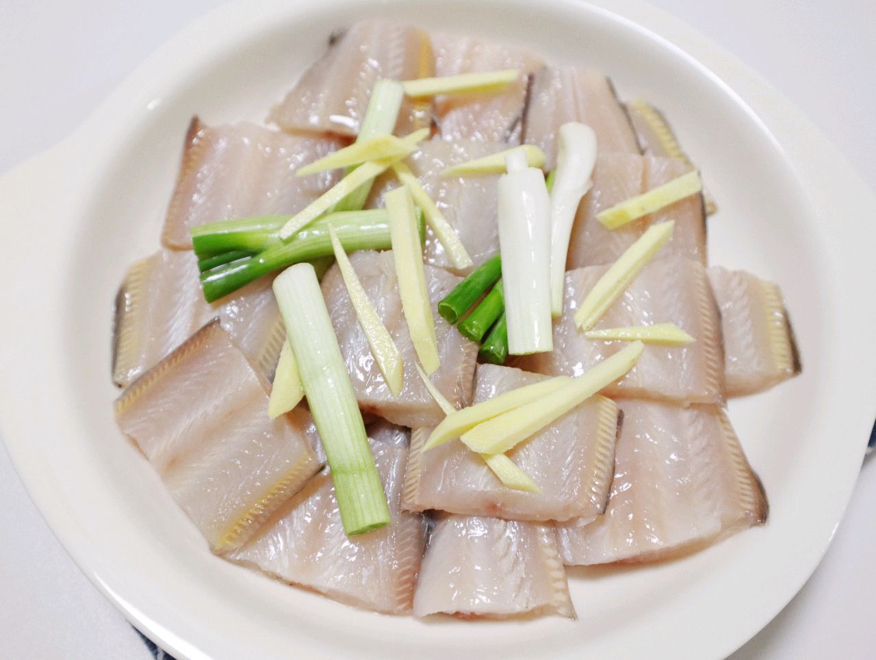 清蒸鲍鱼，清蒸龙利鱼，高端的食材往往只需要最朴素的烹饪方式_姜丝