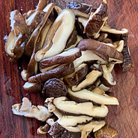 香菇洋白菜炒饼的做法图解3