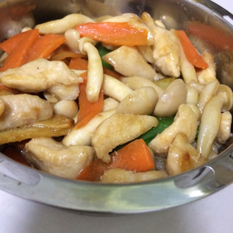 鸡肉炒海鲜菇的做法